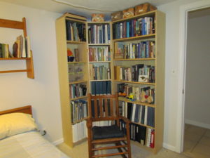 01 Guest Room Book Shelves